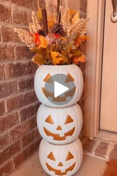 Diy Projects For Fall, Small Front Porch Christmas, Halloween Decorations Apartment, Porch Diy, Diy Outside Christmas Decor, Outside Christmas Decor, Pumpkin Decorating Contest, No Carve Pumpkin Decorating, Window Crafts