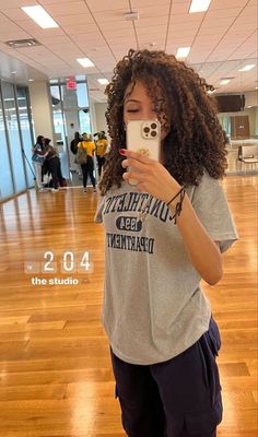 Big Curly Hair Outfits, Conditioning Aesthetic, Hair Inspiration Shoulder Length, Curly Hair Down, Curly Hair Fits, Longer Curly Hair, 3b Curly Hairstyles, Curly Hair Outfits, Shoulder Length Curly Hairstyles