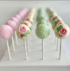 there are many cake pops with flowers on them