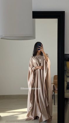 Pastel Abaya Aesthetic, Saudi Abaya Aesthetic, Abaya Inspo Aesthetic, Hijabi Abaya Outfits, Aesthetic Abayas, Cream Abaya, Arab Outfit, Luxury Abaya Dubai, Abaya Fashion Modern