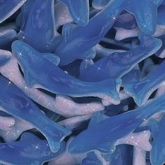 many blue and white fish are together in the water with sparkles on their tails