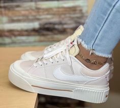 Simple Outfits For School, Kicks Shoes, Shoe Wishlist, Embroidery Shoes, Outfit Inspo Casual, Cute Nike Shoes, Shoe Inspo, Sneakers Addict, Dream Shoes