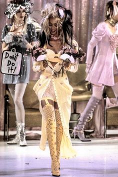 Betsey Johnson Runway, Runway Fashion Couture, Tyra Banks, Betsy Johnson, Runway Models, Couture Fashion, Fashion Magazine, Betsey Johnson, Drake