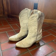 Great Condition Vintage Boots. Light Grey Suede. Size 8.5. Suede Cowgirl Boots, Vintage Boots, Grey Suede, Gray Suede, Cowgirl Boots, Shoes Heels Boots, Shoes Women Heels, Heeled Boots, Light Grey