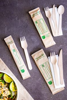 Tres kits de cubiertos. hay kit de tenedor, kit de tenedor, cuchillo y servilleta y kit de tenedor, cuchillo, cuchara y servilleta. Compostable. Food Cart Business, Gerobak Dorong, Salad Box, Outdoor Restaurant Design, Food Box Packaging, Packaging Template Design, Fruit Packaging, Paper Box Template, Catering Supplies