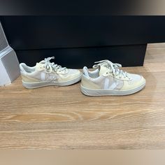 These Shoes Are In Very Good Used Condition. The Tread Shows Minimal Wear And The Uppers Show Minimal Staining. The Color Is Jute White Multi. Shoes Veja, Veja V 10, Veja Shoes, Womens Shoes Sneakers, Shoes Sneakers, Womens Sizes, Women Shoes, Cream, Sneakers