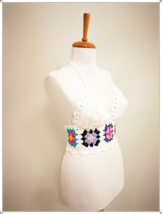 "Crochet white top . Available in S / M / L size. Top is handmade, so keep in mind that the measurements are approximate: S size : 5\" = 13 cm cup height; 5.5\" = 14 cm cup bottom width M size : 5.5\" = 14 cm cup height; 6.4\" = 16 cm cup bottom width L size : 6\" = 15 cm cup height; 7\" = 18 cm cup bottom width If you need these measurement be changed to fit you best, just don't doubt to ask. I will be happy to costumize the top for you. Hand wash with mild detergent. Do not tumble dry. Thanks Crop Top Crochet, Hippie Top, Estilo Hippy, Womens Halter Tops, Hippie Tops, Square Top, Crochet Tank Top, Retro Tops, Crochet Tank