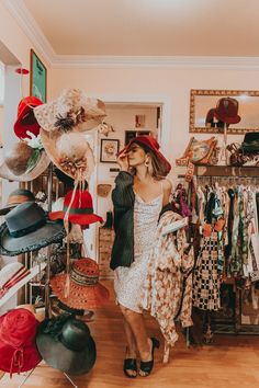 Photoshoot Vintage, Thrift Store Fashion, Vintage Thrift Stores, Walking Closet, Vintage Photoshoot, Vintage Clothing Stores, Moda Vintage, Thrift Shopping, Vintage Clothes