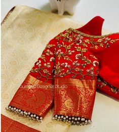 15 Breathtaking bridal blouse designs to amp your kanchipuram wedding saree look! Wedding Saree Look, Simple Aari Work Blouse Design, Simple Aari Work Blouse, Red Blouse Design, Simple Aari Work, Maggam Blouses, Golden Saree, Maggam Work Blouse