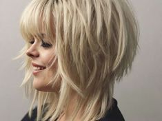 Searching for the perfect shag haircut? Look no further—our list of 31 fabulous styles will leave you inspired. Click here to dive in and follow us for continuous style updates! Edgy Layered Hair, 80s Layered Hair, 80s Shag Haircut, 80s Shag, Shag Haircuts For Women, Wavy Layered Haircuts, Shag Layered Hairstyles, Modern Shag Haircut