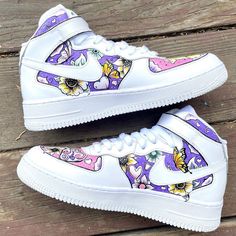 Tread new heights of style with these Flower Butterflies Custom Air Force 1. Embrace the challenge of creativity and stand out with this daring blend of street-savvy and floral flair. Get ready to take off! 🔥 100% genuine, Brand New.👟 Custom sneakers.💫 Every pair is hand-made to order.✨ Best quality waterproof and scratch-proof paints used. ✨ 1000+ satisfied customers across various platforms. 🌎Free worldwide shipping,shipping within 5-12 working days🎁 Treat the shoes as art as they are del Custom Air Force Ones, Vinyl Images, Flowers And Hearts, Painted Sneakers, Shoe Stretcher, Shoe Designs, Air Force 1 Mid, Butterflies Flowers, Hearts Design