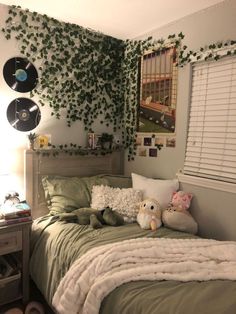 Bedroom Ideas For Small Rooms Clean, Matcha Green Bedroom Ideas, Green Dorm Ideas, Blue Green Room Aesthetic, Green Dorm Aesthetic, Beige And Sage Bedroom, Sage Green Room Ideas Bedroom, Dorm Bedroom Ideas, Green Dorm Room Ideas