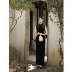 Découvrez l'essence de la mode traditionnelle chinoise avec notre robe Qipao Cheongsam en velours noir sans manches. Confectionnée en velours luxueux, cette robe présente un délicat motif floral sur l'épaule et le dos, une fermeture à glissière élégante et un col mao. La fente sophistiquée des deux côtés ajoute une touche d'élégance, la rendant parfaite pour toutes les occasions.

 Guide des tailles :

 Veuillez vous référer au guide des tailles avant de passer commande. Veuillez indiquer votre taille, votre poids, votre tour de poitrine, votre taille et vos hanches dans la case Personnalisation afin que nous puissions vérifier la taille pour vous. Elegant Sleeveless Fitted Cheongsam, Elegant Sleeveless Fitted Ao Dai, Sleeveless Cheongsam For Evening, Elegant Sleeveless Cheongsam For Evening, Elegant Sleeveless Evening Cheongsam, Traditional Fitted Sleeveless Cheongsam, Traditional Chinese Fashion, Cheongsam Traditional, Chinese Qipao