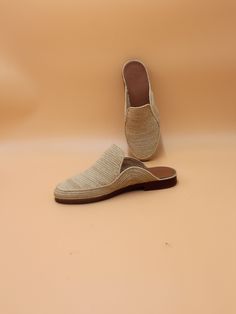 Step into sustainable style with our Handcrafted Marrakech Raffia Shoes, a perfect blend of traditional Moroccan craftsmanship and modern eco-conscious fashion. Each pair is meticulously woven by skilled artisans in the heart of Marrakech, ensuring you receive a product not just made, but thoughtfully crafted. 🌿 Eco-Friendly Material: Made from high-quality, natural raffia fiber, these shoes are not only biodegradable but also a testament to environmentally responsible fashion. The raffia fiber Straw Shoes, Moroccan Shoes, Straw Sandals, Raffia Shoes, Bride Slippers, Beach Wedding Shoes, Raffia Sandals, Man Purse, Christmas Shoes