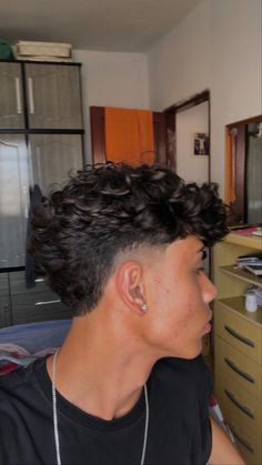 Mullet Cut Men, Baby Mullet, Low Fade Curly Hair, Curly Hair Taper, Mullet Curly, Mens Haircuts Wavy Hair, Hair Types Men