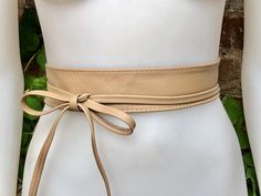 Beige  OBI BELT in  genuine leather. Narrower style  Wrap belt in beige. Waist belt in soft natural leather. Beige leather belt. Wraparound dress belt.  The belt is 220 cm (86 in) long and 5  cm ( 2 in)  at its widest (front) it gets smaller towards the end up to 1 cm (1/2  inch).  Our genuine leather and soft suede obi belts  in different colors: https://www.etsy.com/es/shop/goodtimesbarcelona?section_id=10691564 This listing is for the belt only.  Matching  natural suede bags by Good Times Bar Spring Leather Corset Belt, Leather Corset Belt For Spring, Adjustable Leather Belt For Spring, Adjustable Beige Belt For Spring, Beige Adjustable Belt For Spring, Spring Adjustable Beige Belt, Adjustable Corset Belt For Spring, Beige Leather Belt With Removable Feature, Beige Leather Belt With Removable Buckle