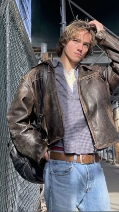 Converse Outfits, Leather Jacket Outfits, Mens Outfit Inspiration, Streetwear Men Outfits, Brown Leather Jacket, Mode Vintage, Mens Streetwear