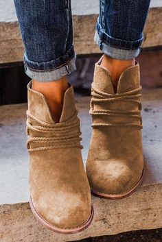 Chunky Ankle Boots, Chunky Heel Booties, Mid Heel Boots, Popular Boots, Pointy Heels, Womens Chunky Heels, Functional Fashion, Estilo Chic, Brown Heels