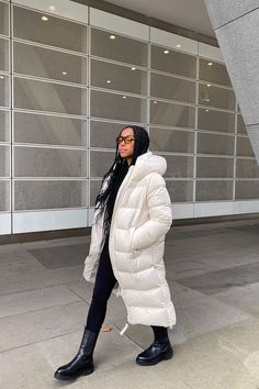 Winter Rainy Day Outfit, Amaka Hamelijnck, White Puffer Coat, Mantel Outfit, Red Rain Boots, White Puffer, Classic Trench Coat, Long Puffer, Girls Outerwear