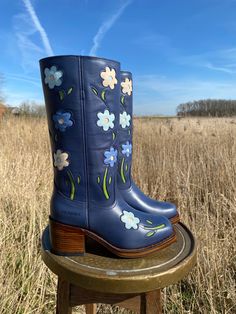 We offer FREE SHIPPING on our website www.dandelie.com Follow us on instagram: @dandeliethelabel or find the full collection at our website www.dandelie.com 🌼✨ These flower boots in Dark Blue are handcrafted in Spain. Our boots are made of the finest leather, and over time will adjust and mold to fit your feet perfectly. Our boots compliment any style, whether you're a 70s vintage babe, a Bohemian soul, a Western cowgirl, or just looking to spice up your style! These boots are a statement, inve Mermaid Cowboy Boots, Styling Cowboy Boots, Women Pumps Shoes, Blue Cowboy Boots, Flower Boots, Funky Shoes, Blue Boots, Point Shoes, Swag Shoes