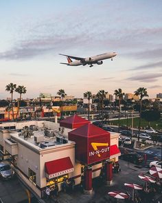 an airplane is flying over a fast food restaurant