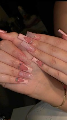 Elegant Nails Classy Coffin Pink, Grupo Frontera Nails, Black Acrylic Nails Short, Pink Coffin Nail Ideas, Latina Nail Designs Pink, Pink Acrylic Nails Designs, Buchi Fresas, Simple Acrylic Designs, Baby Pink Acrylic Nails