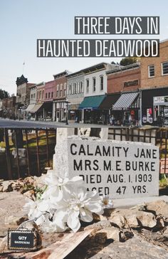 there is a sign that says three days in haunted deadwood with flowers on it