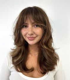 Mid Length Hair Choppy Layers, Women’s Haircut Trends 2024, Haircut For Bangs, Brunette Medium Length Hair With Bangs, Haircut Layers With Bangs, Bangs And Medium Length Hair, Low Maintenance Shag Haircut, Long Shag Bangs, Sidesweep Bangs