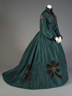 American ca. 1860′s 1860s Dresses, 1860 Fashion, Green Silk Dresses, Dress Trims, 19th Century Fashion, Taffeta Dress, Victorian Clothing, Vintage Gowns, Historical Dresses