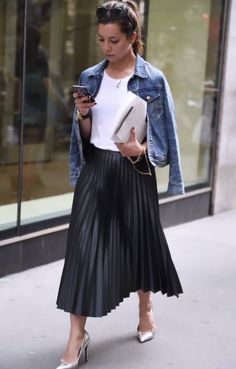 Black Pleated Skirt Outfit, Pleated Outfit, Pleated Skirt Outfits, Black Skirt Outfits, Casual Chic Spring, Skirt Diy, Leather Skirt Outfit