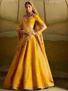 Bridal Lehenga Designs, Indian Outfits Lehenga, Yellow Lehenga, Wedding Lehenga Designs, Indian Bridal Lehenga, Choli Designs, Indian Dresses Traditional, Indian Bridal Dress, Traditional Indian Outfits