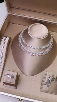 Expensive Stuff, Pretty Jewelry Necklaces, Expensive Jewelry Luxury, Luxe Jewelry, Jewelry Accessories Ideas, Girly Accessories, Classy Jewelry, Fancy Jewellery, Jewelry Luxury