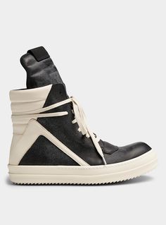 Designers > Men > Shoes Rick Owens - Geobasket sneakers Men Rick Owens Rick Owens' uniqueness combining minimalism and excess is expressed in the features of this version of the Geobasket sneaker from the Spring/Summer 24 collection, Lido. Its signature geometric panels and quilted back counter, high-top silhouette and elongated tongue embody basketball heritage with austere purity à la Owens.   Upper in a combination of full-grain and washed leather Vegetable tanning and natural wax finishes Le Rick Owens Dunks, Luka Sabbat, Formal Shoes For Men, Summer 24, Natural Wax, Yohji Yamamoto