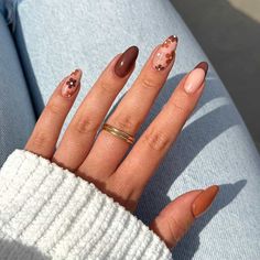 35 Stunning Fall Manicure Ideas to Embrace the Autumn Vibes - With Houna Coffee Colour Nails, Coffee Inspired Nails, Brown Floral Nails, Fall Vacation Nails, Kutek Disney, Brown Nails Design, Fall Manicure