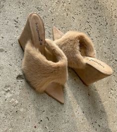 Fur Mules, Skirts Vintage, Shoes Heels Classy, Fashion Shoes Heels, Vintage Heels, Heels Classy, Fancy Shoes, Cute Heels, Hype Shoes