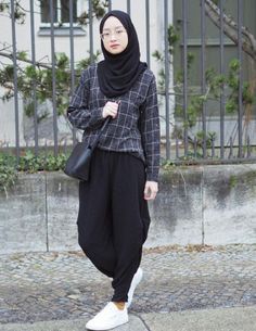 Savitri Devi, Outfit Ideas Sporty, Dresses Casual Modest, Tutorial Hijab Pashmina, Tutorial Hijab, Hijab Chic