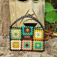 Colorful bag with crochet square pattern Beaded Square, Knit Purse, Bead Bag, Beige Handbags, Handmade Crochet Bags, Crochet Bag Pattern Free, Pattern Bag, Granny Square Bag, Yarn Bag