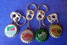 Cool Things To Do With Bottle Caps, What To Make With Bottle Caps, Retro Diy Crafts, Bottle Cap Keychains, Things To Make With Bottle Caps, What To Do With Bottle Caps, Things To Do With Bottle Caps, Cool Keychains Diy, Crafts With Bottle Caps