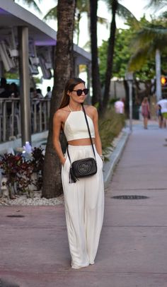 Walking Down The Street, Bohol, Man Ray, Inspired Outfits, Looks Style, Mode Inspiration, White Pants, Dress Code, Spring Summer Outfits