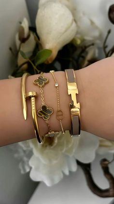 Bijoux Aesthetic, Golden Aesthetic, Golden Accessories, Xoxo Jewelry, Dope Jewelry Accessories, Schmuck Gold, Wrist Jewelry, Luxury Bracelet