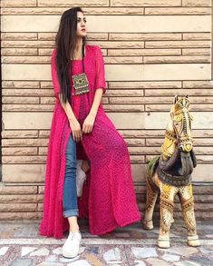 Kurti With Jeans, Look Hippie Chic, Kurti Designs Party Wear, Ghagra Choli, Kendall Jenner Outfits, Dress Indian Style, Indian Designer Outfits