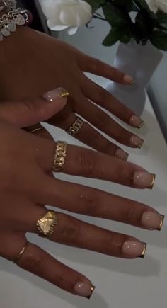 There's a new beauty trend taking over Instagram and it's absolutely stunning. Say hello to "quartz nails". Nails For 30th Birthday, Gold Christmas Nails Acrylic, Gold Chrome Tips Nails, White And Gold Short Nails, Gold Nails Acrylic Short, Short Gold Acrylic Nails, New Year Nails Short, Gold Nail Inspo Acrylic, New Years Short Nails