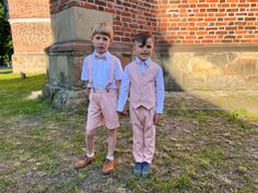 "\"Make a statement with our lovely and comfortable pale pink ring bearer outfit! This top-notch boys' linen outfit is expertly designed using a blend of linen and viscose and consists of shorts with matching suspenders, a skinny tie, and a classic bow tie. The shorts are crafted with an elastic waistband to ensure all-day ease. Our boys' summer suit is perfect for various special occasions, including weddings, baptisms, family photos, and even 2nd birthday parties. It comes in sizes for boys ag Ring Bearer Outfit Pink, Outfits With Suspenders, Boys Formal Wear, Linen Outfit, Bearer Outfit, Ring Bearer Outfit, Toddler Summer, Summer Suit