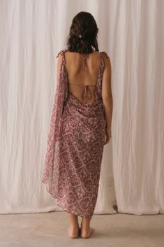 This long sarong with bohemian print in maroon tones on an ecru background will become your best companion this summer.

It has two cuts at the ends that by knotting them become sleeves to wear as a dress.

Comfortable, fresh and light. Bohemian Summer Dresses With Traditional Drape, Bohemian Dresses With Traditional Drape For Summer, Bohemian Floral Print Beach Cover-up Dress, Floral Print Wrap Beachwear Cover-up, Block Print Sarong For Beach Cover-up, Bohemian Floral Print Sarong For Beach Cover-up, Multicolor Block Print Sarong For Beach Cover-up, Dress Comfortable, Winter Pajamas