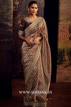 Hand work banarasi organza saree blouse design. Brown Color Saree, Brown Saree, Saree With Contrast Blouse, Saris Indian, Jacquard Saree