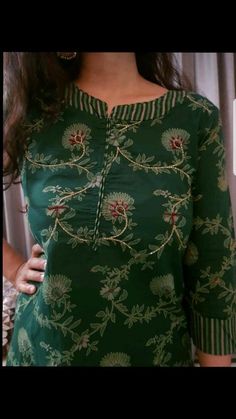 Simple Kurti Neck Designs Cotton, Simple Chudidhar Neck Designs, Salwar Top Design Patterns, Kurthi Tops Designs, Latest Neck Designs For Printed Suits, Kurti Neck Patterns Neckline, Normal Kurti Designs, Neck Patterns For Kurtis Cotton Neckline, Kalamkari Suit Designs