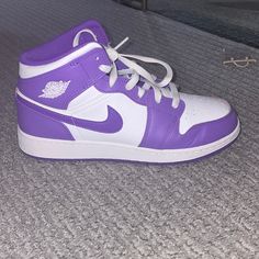 Perfectly New Never Worn Purple Nikes Shoes Women, Purple Jordans, Purple Nike Shoes, Nike Shoes Girls, Christmas List Ideas, Everything Purple, Purple Nikes, Purple Sneakers, Purple Sparkle