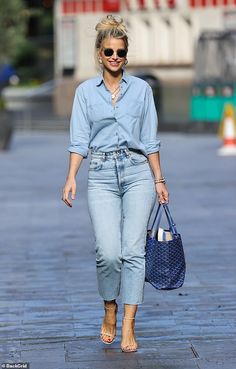 Denim Shorts Outfit, Casual Work Outfits, Looks Chic, Casual Chic Style, Work Outfits Women, Blouse Outfit