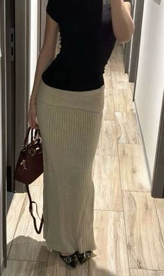 Beige Maxi Skirt Outfit, Best Winter Outfits, Outfit Fall, Fashion Mistakes, Midi Skirts, Mode Inspo, Looks Chic, 10 Pounds, Girly Outfits