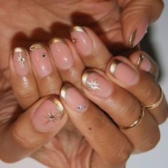 2024's Trendy Summer Short Oval Nails: Gel & Acrylic Inspirations Short Gel Tip Nails, Cute Summer Nails Oval, Gold Oval Nails, Oval Nails Gel, Gold Summer Nails, Nails Short Oval, Nails Gel Acrylic, Gel Manicure Designs, November Nail